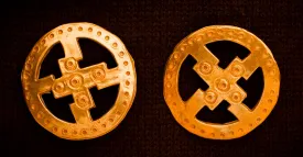 Round brooch set with openwork - X-69